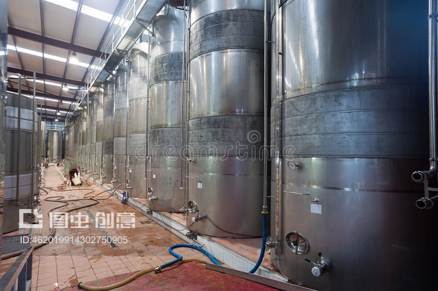 含發(fā)酵葡萄酒的不銹鋼蓄水池Stainless cisterns with fermenting wine in fabric